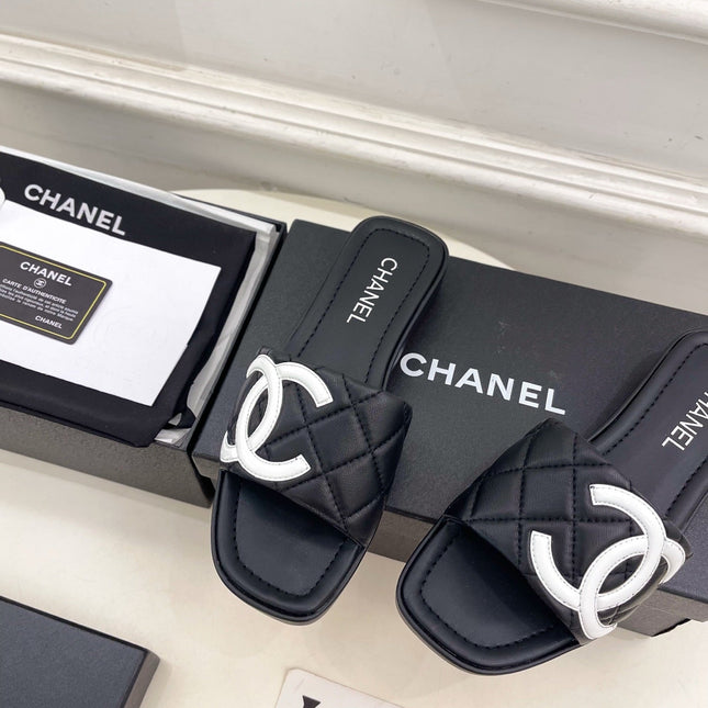 CHANEL 26S FLAT SLIDES IN BLACK LAMBSKIN WITH WHITE CC LOGO