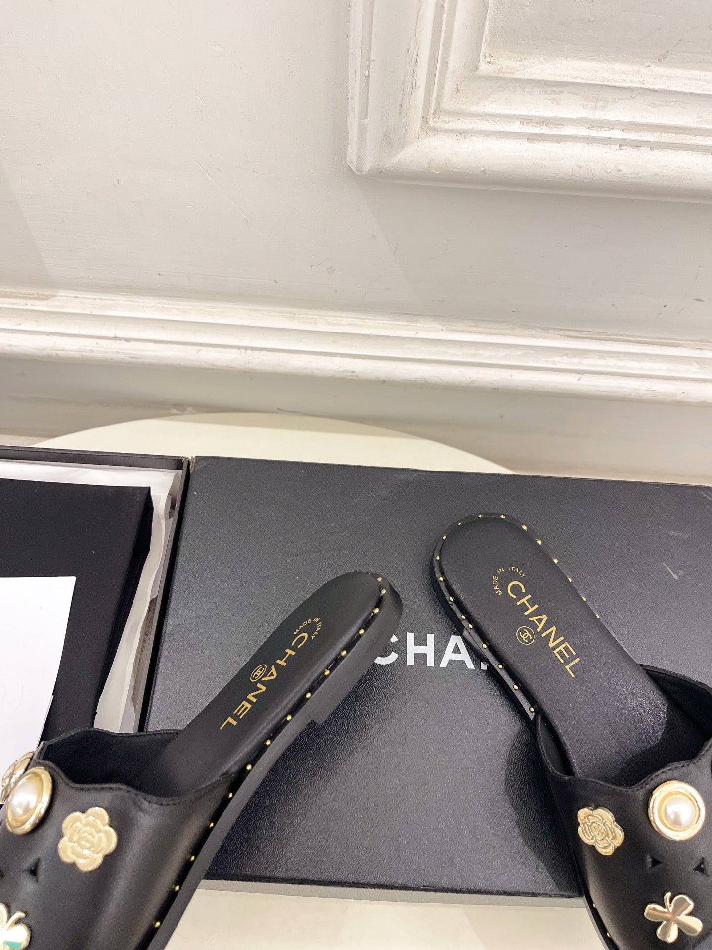 CHANEL 26S FLAT SANDALS IN BLACK LAMBSKIN CHARM-DECORATED