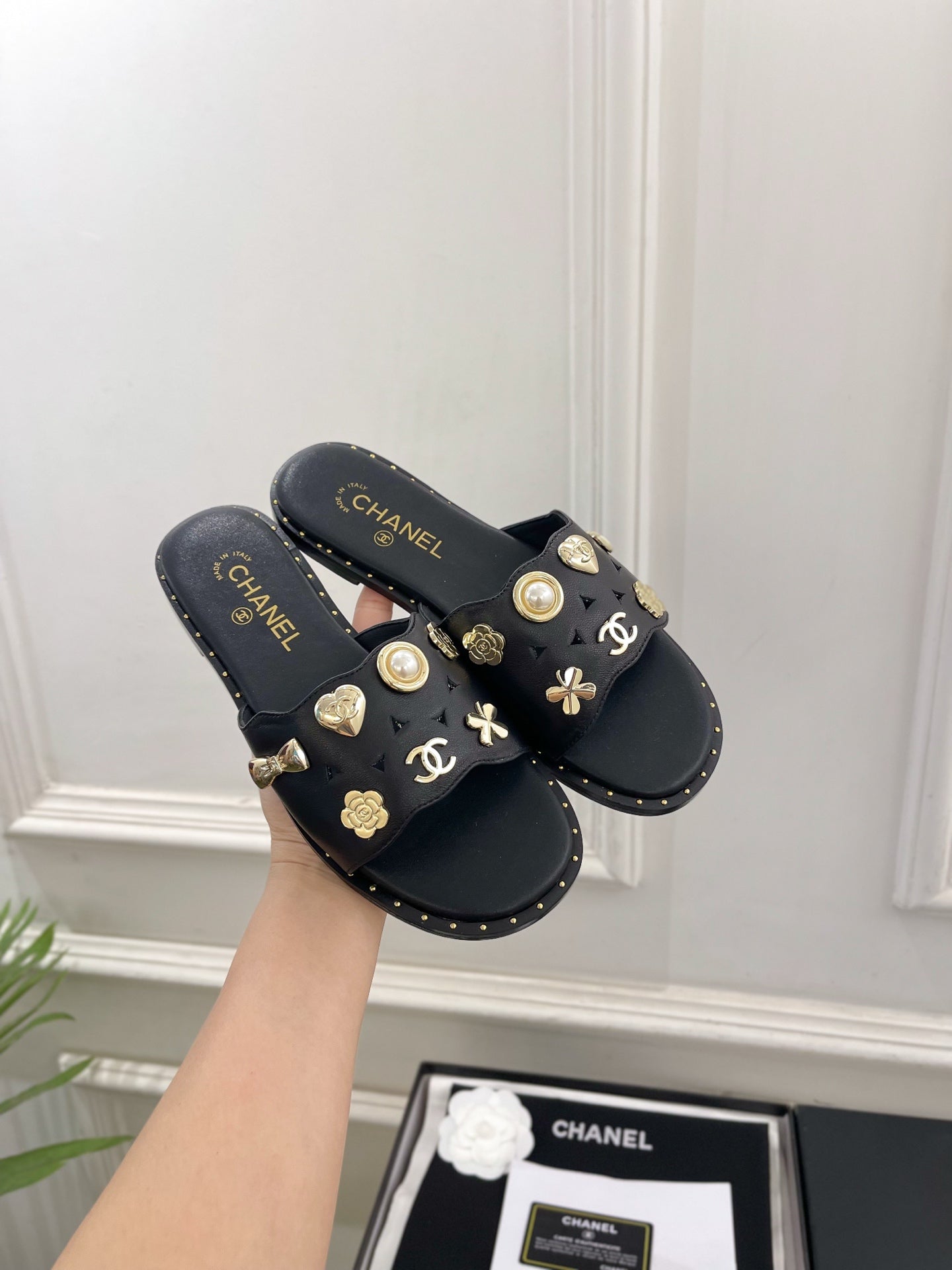 CHANEL 26S FLAT SANDALS IN BLACK LAMBSKIN CHARM-DECORATED