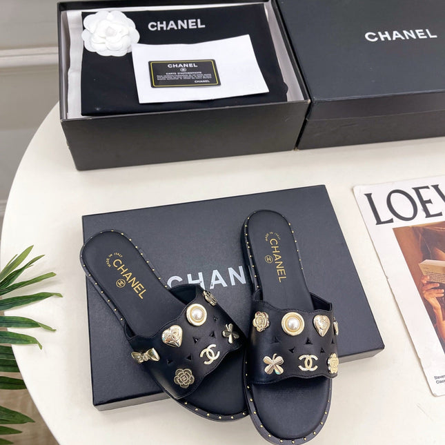 CHANEL 26S FLAT SANDALS IN BLACK LAMBSKIN CHARM-DECORATED