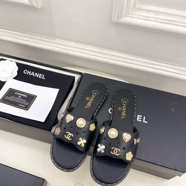 CHANEL 26S FLAT SANDALS IN BLACK LAMBSKIN CHARM-DECORATED