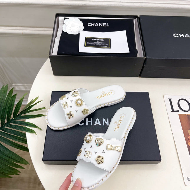 CHANEL 26S FLAT SANDALS IN WHITE LAMBSKIN CHARM-DECORATED