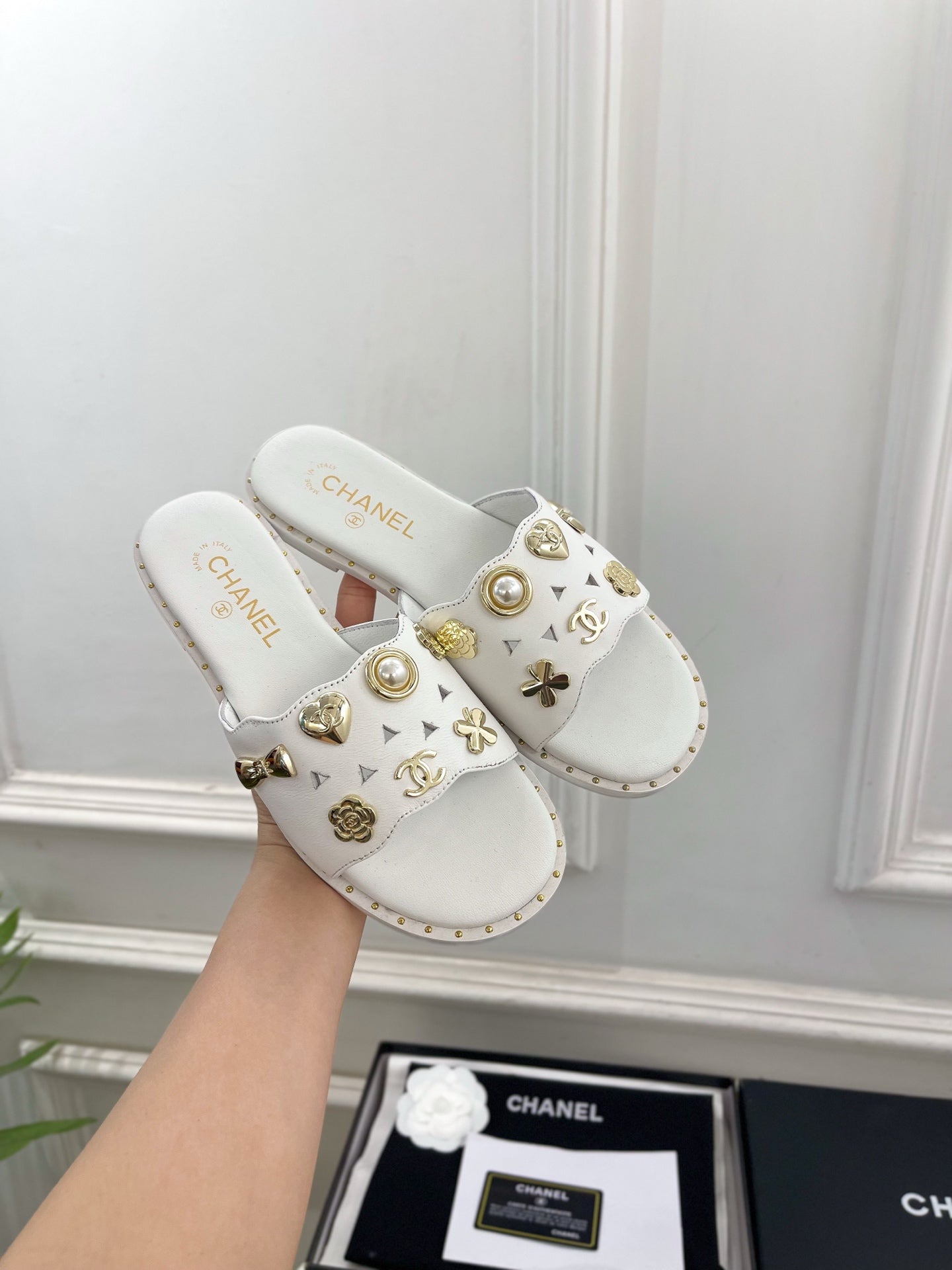 CHANEL 26S FLAT SANDALS IN WHITE LAMBSKIN CHARM-DECORATED