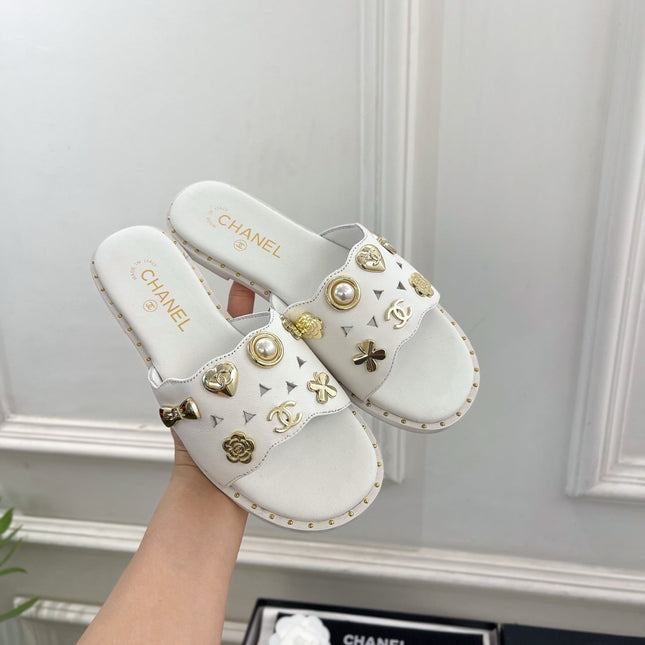 CHANEL 26S FLAT SANDALS IN WHITE LAMBSKIN CHARM-DECORATED