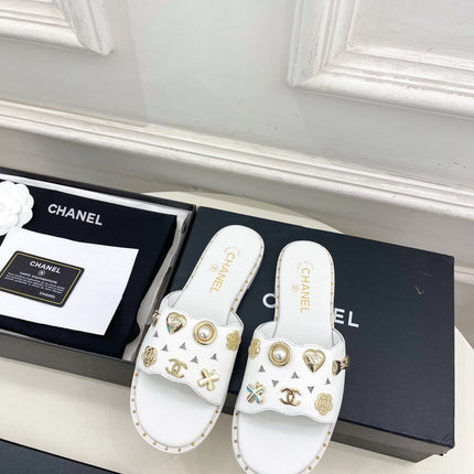 CHANEL 26S FLAT SANDALS IN WHITE LAMBSKIN CHARM-DECORATED