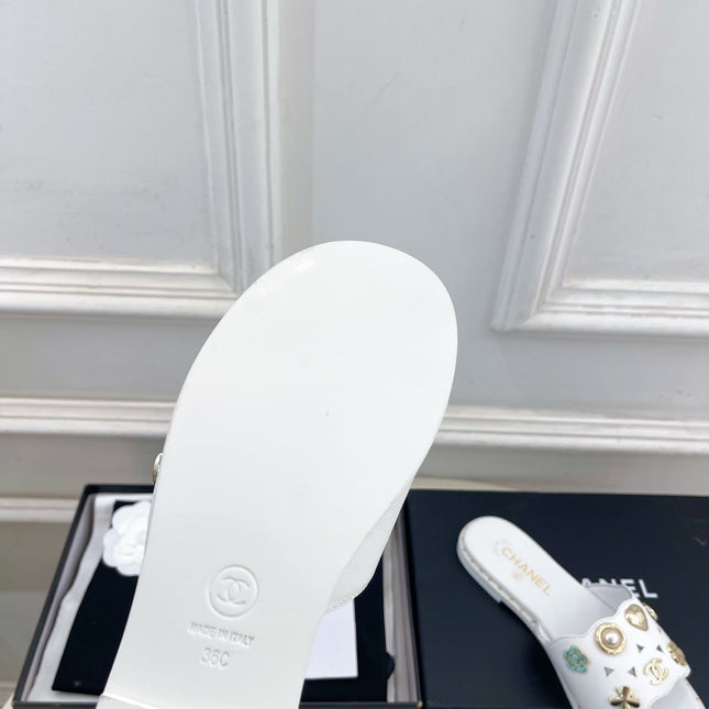 CHANEL 26S FLAT SANDALS IN WHITE LAMBSKIN CHARM-DECORATED