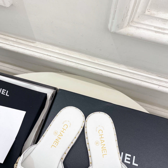 CHANEL 26S FLAT SANDALS IN WHITE LAMBSKIN CHARM-DECORATED