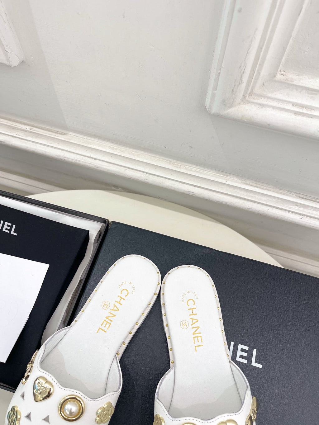 CHANEL 26S FLAT SANDALS IN WHITE LAMBSKIN CHARM-DECORATED