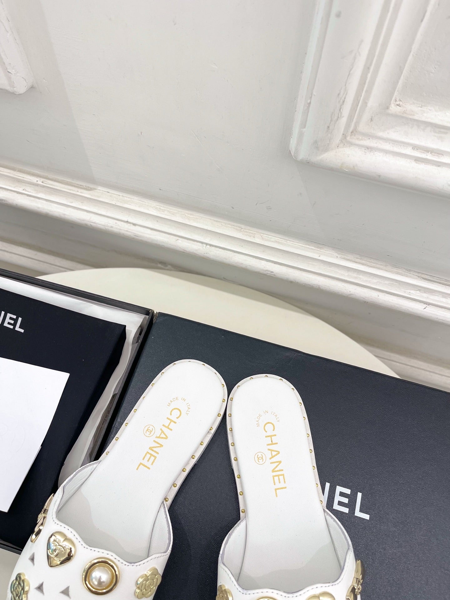 CHANEL 26S FLAT SANDALS IN WHITE LAMBSKIN CHARM-DECORATED