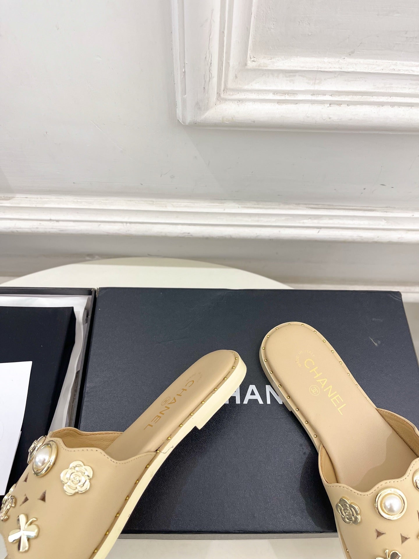 CHANEL 26S FLAT SANDALS IN BEIGE LAMBSKIN CHARM-DECORATED