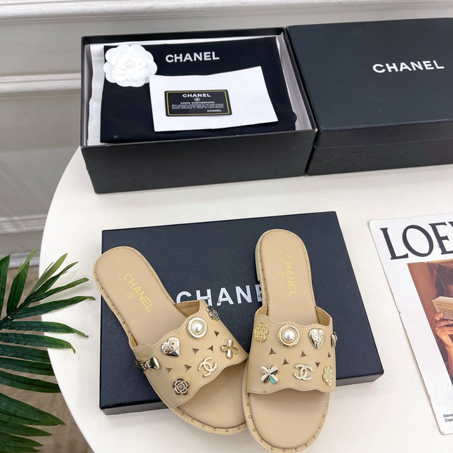 CHANEL 26S FLAT SANDALS IN BEIGE LAMBSKIN CHARM-DECORATED