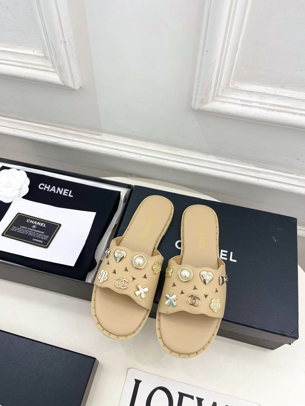 CHANEL 26S FLAT SANDALS IN BEIGE LAMBSKIN CHARM-DECORATED