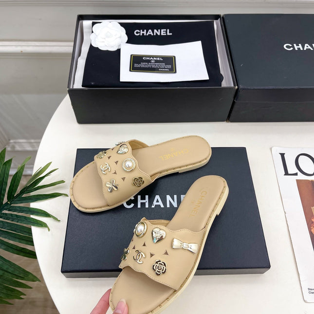 CHANEL 26S FLAT SANDALS IN BEIGE LAMBSKIN CHARM-DECORATED