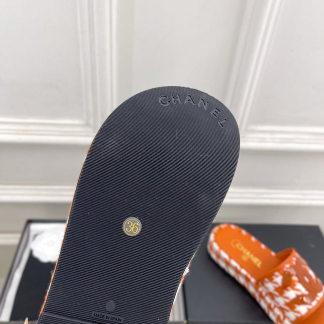 CHANEL 26S SANDALS 35 MM IN ORANGE TWEED
