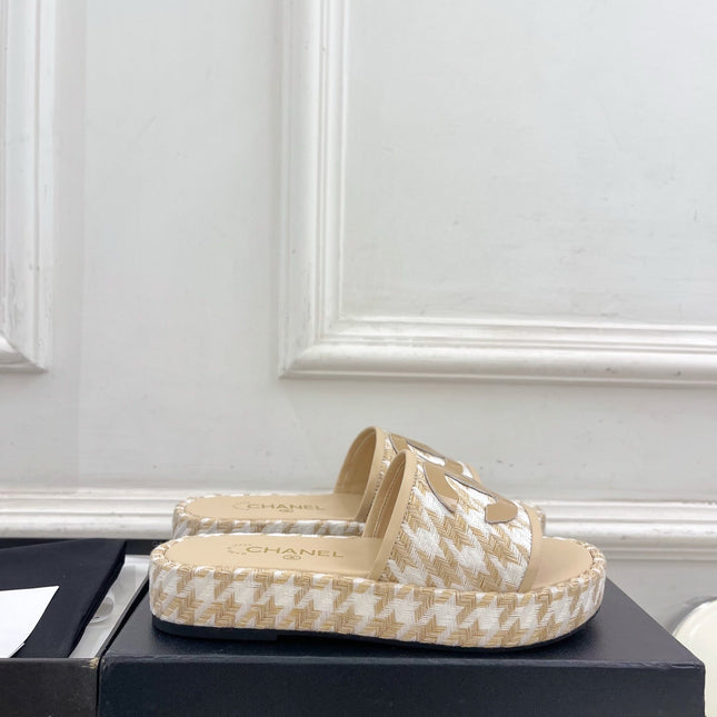 CHANEL 26S SANDALS 35 MM IN BEIGE TWEED