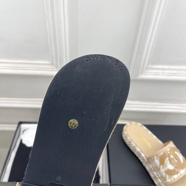 CHANEL 26S SANDALS 35 MM IN BEIGE TWEED