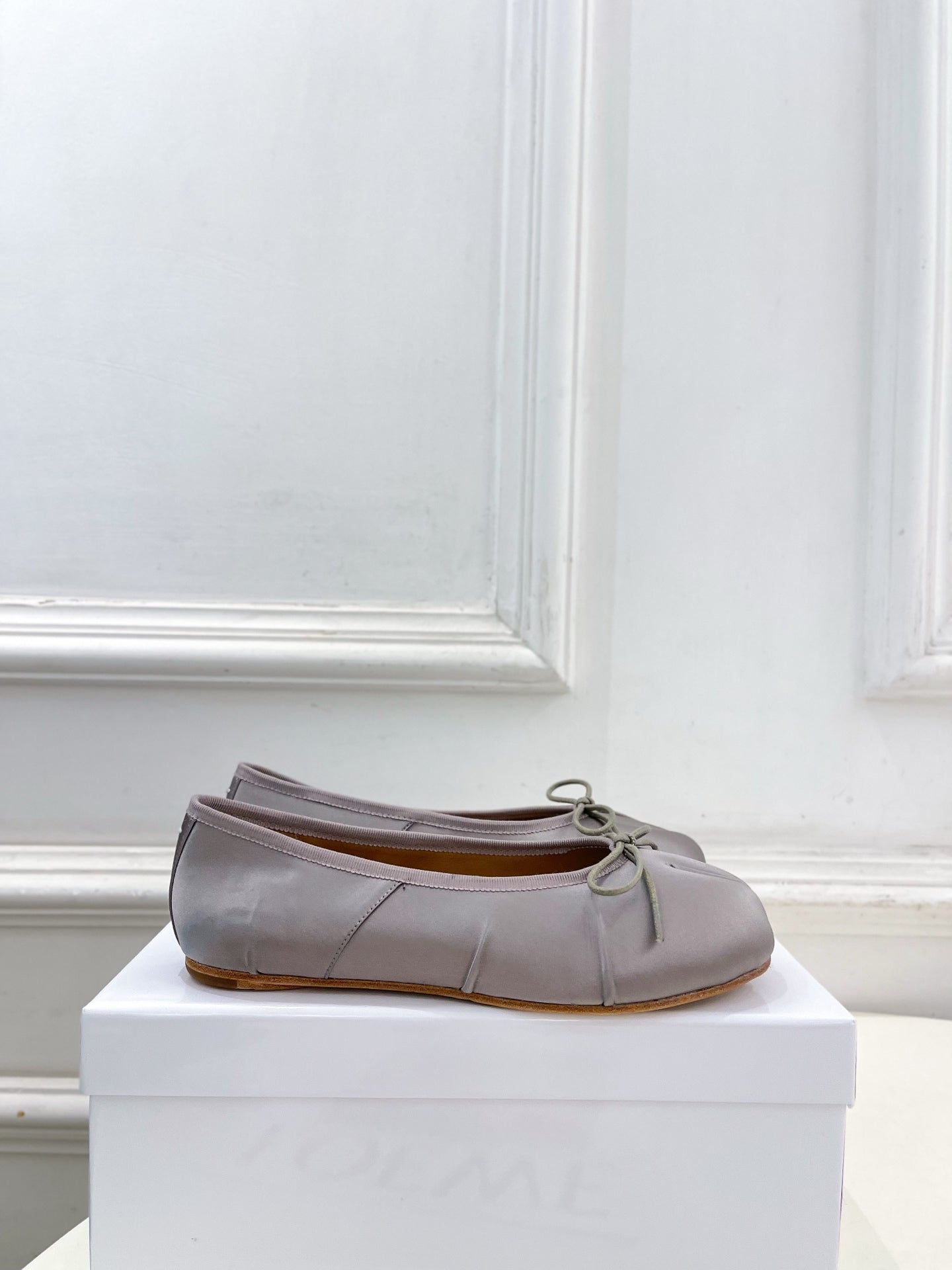 LOEWE 26S SPLIT-TOE BALLET FLATS IN GREY SILK