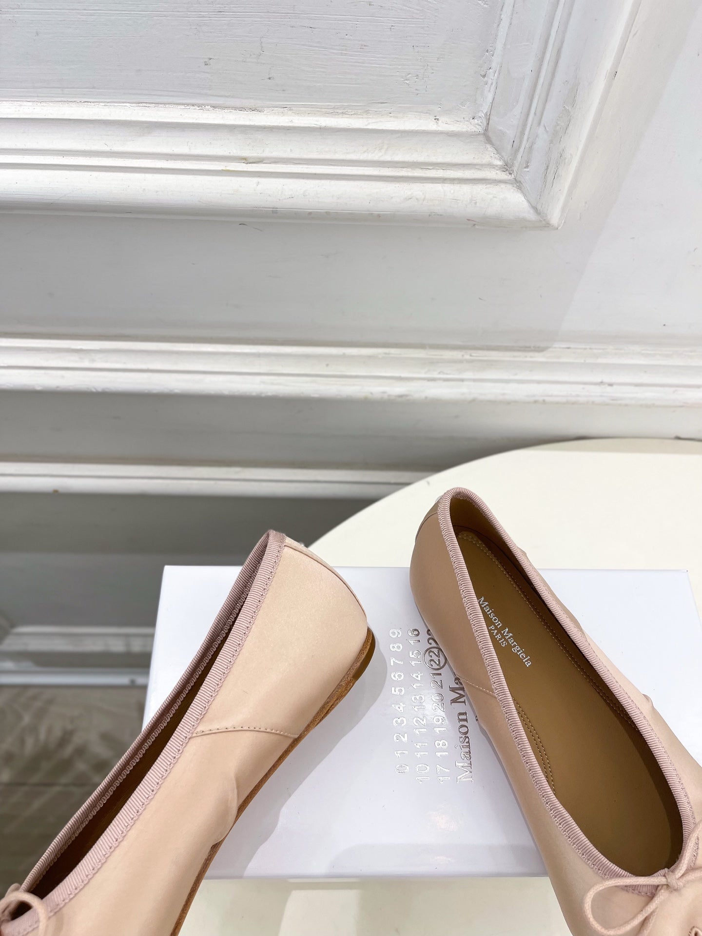 LOEWE 26S SPLIT-TOE BALLET FLATS IN NUDE PINK SILK
