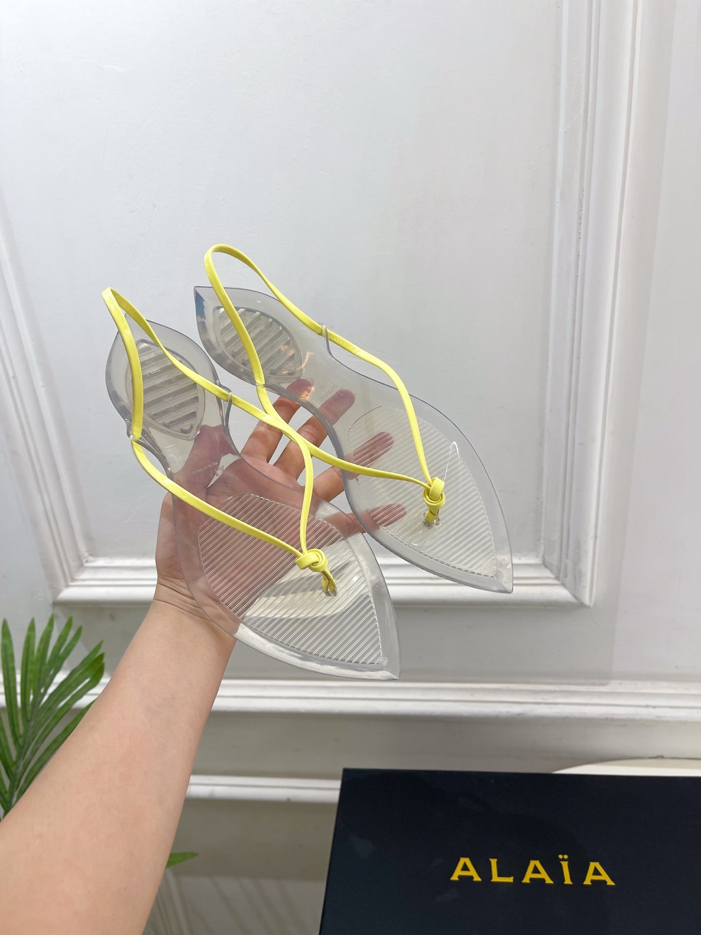 ALAIA 26S POINTED-TOE THONG SANDALS IN YELLOW AND TRANSPARENT PVC