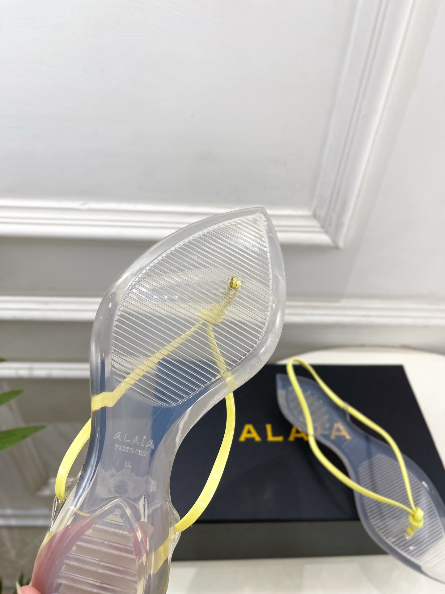 ALAIA 26S POINTED-TOE THONG SANDALS IN YELLOW AND TRANSPARENT PVC