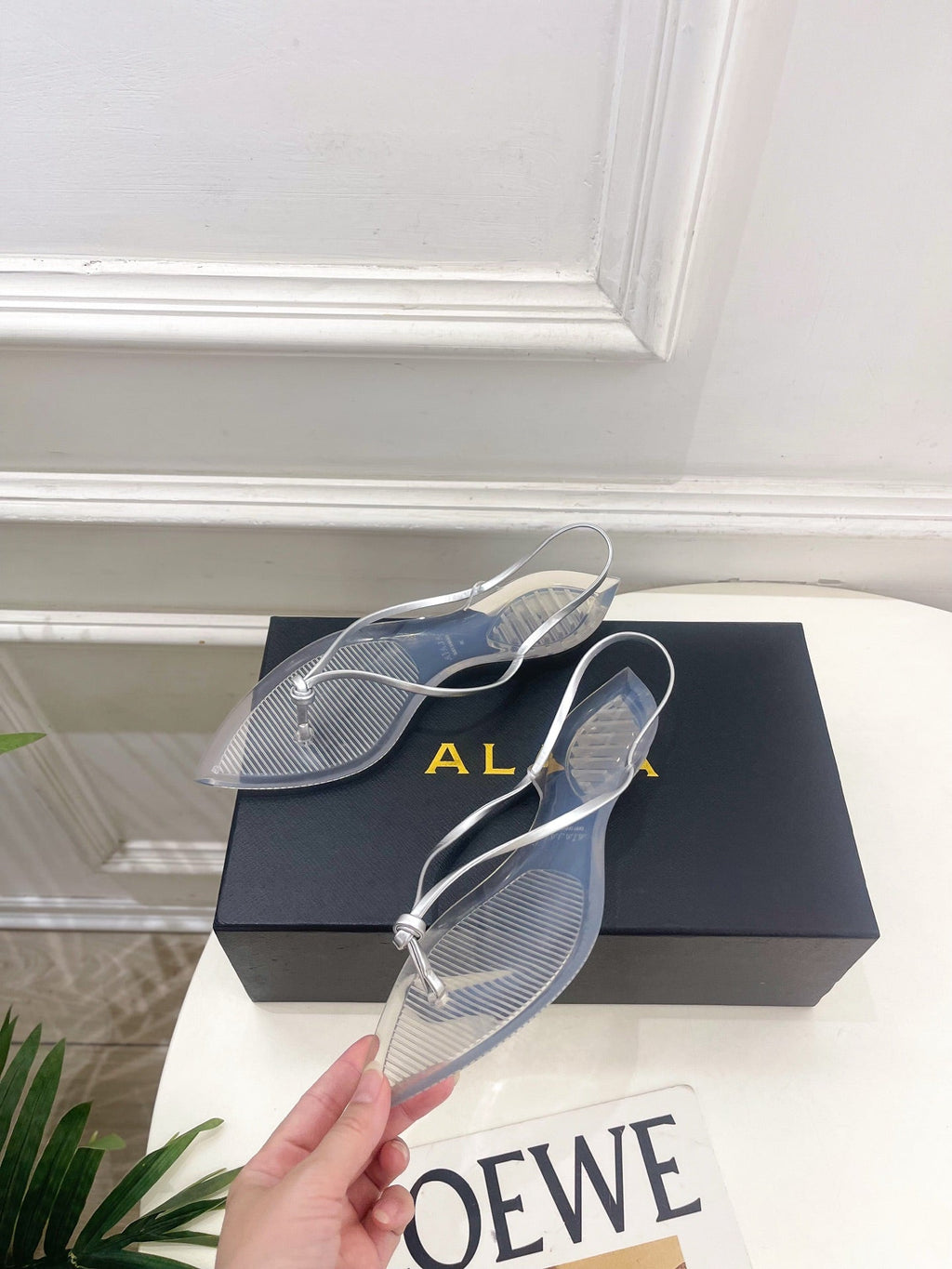 ALAIA 26S POINTED-TOE THONG SANDALS IN SILVER AND TRANSPARENT PVC