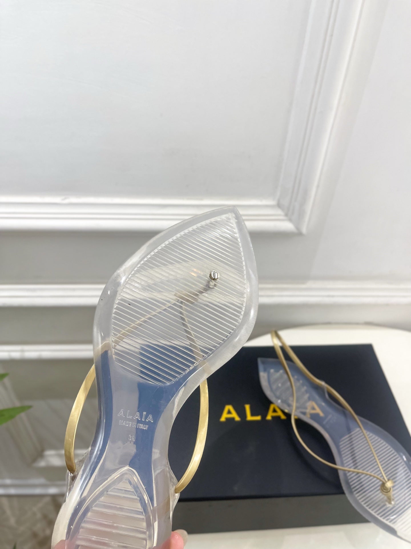 ALAIA 26S POINTED-TOE THONG SANDALS IN GOLD AND TRANSPARENT PVC