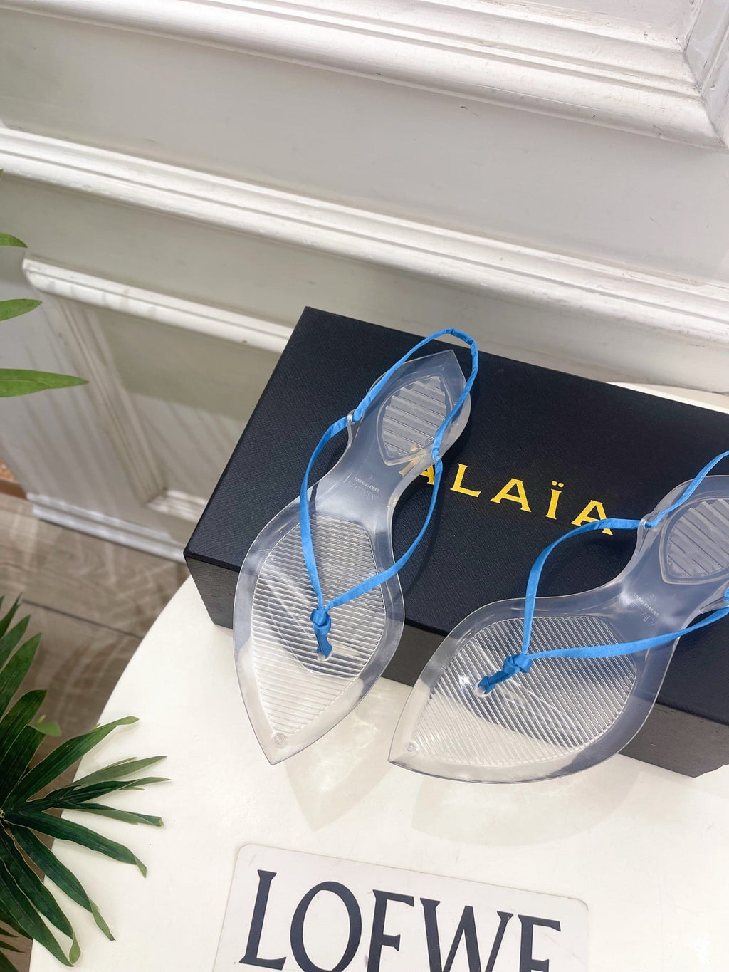 ALAIA 26S POINTED-TOE THONG SANDALS IN BLUE SATIN AND TRANSPARENT PVC