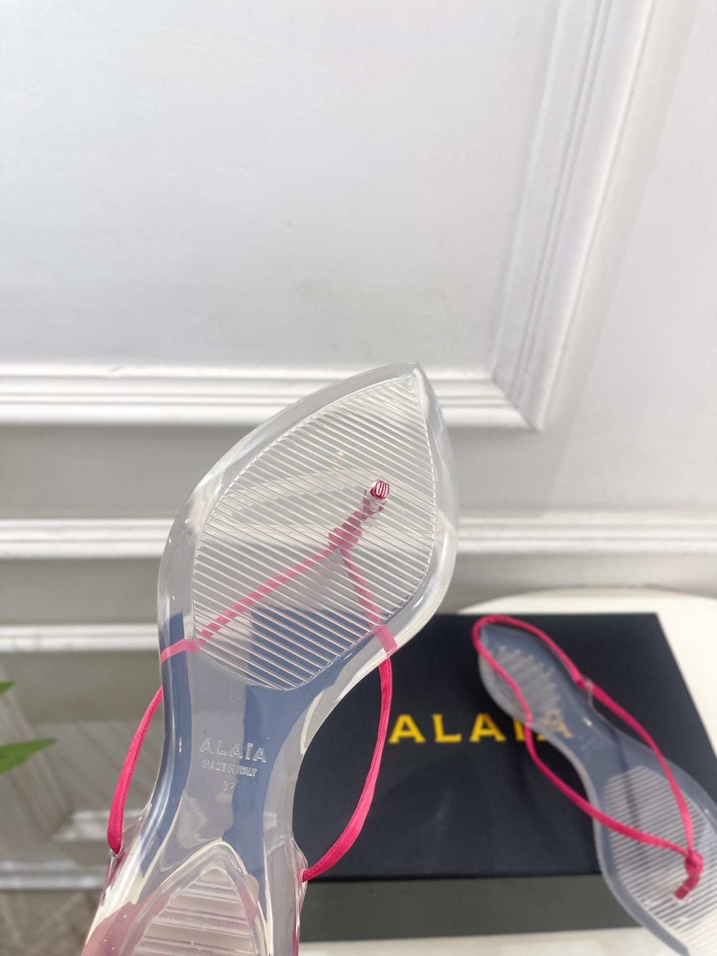 ALAIA 26S POINTED-TOE THONG SANDALS IN DARK PINK SATIN AND TRANSPARENT PVC