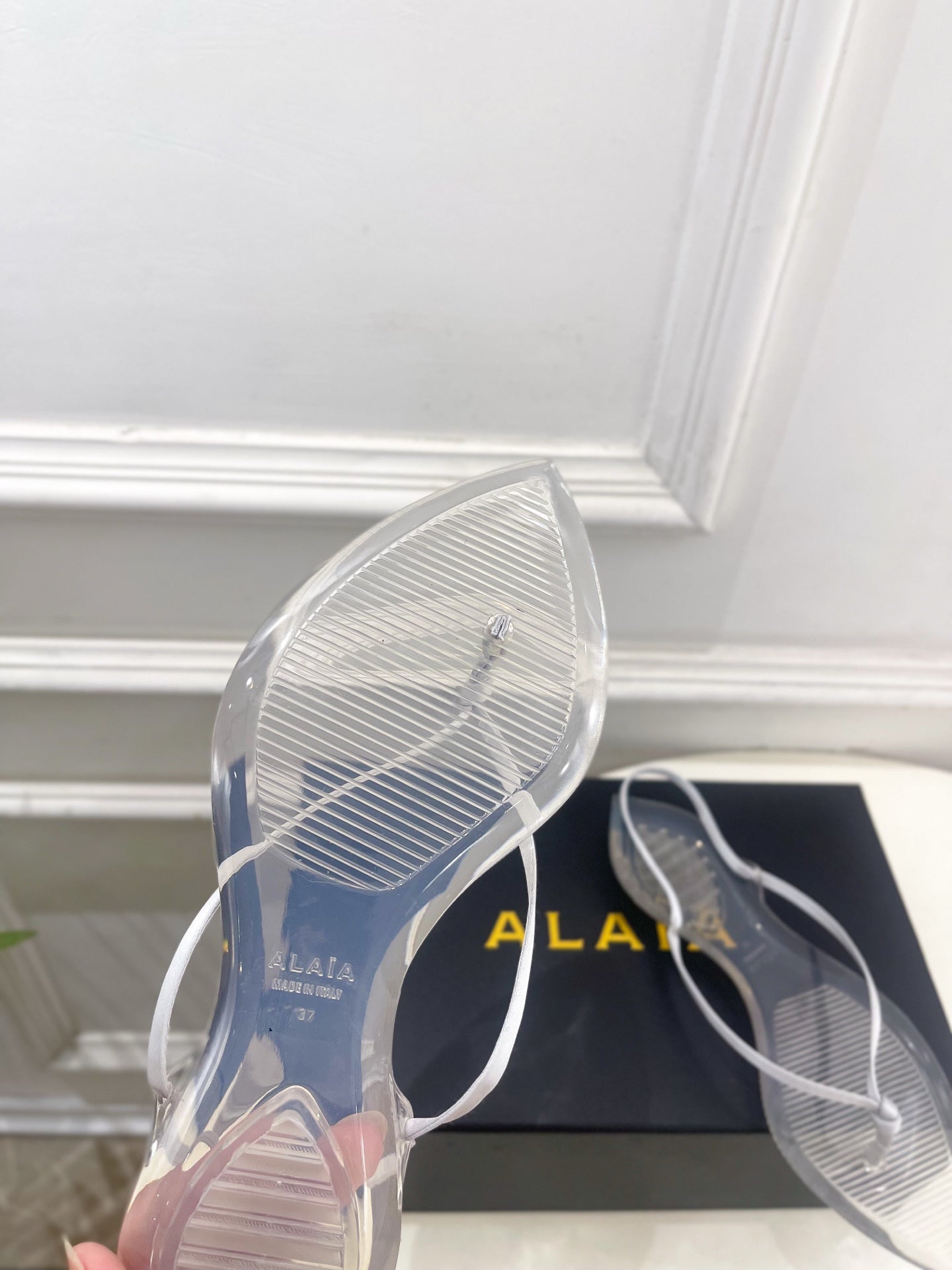 ALAIA 26S POINTED-TOE THONG SANDALS IN WHITE SATIN AND TRANSPARENT PVC