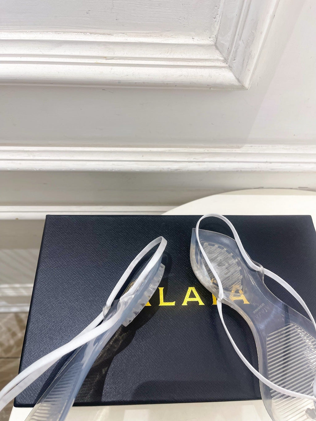 ALAIA 26S POINTED-TOE THONG SANDALS IN WHITE SATIN AND TRANSPARENT PVC