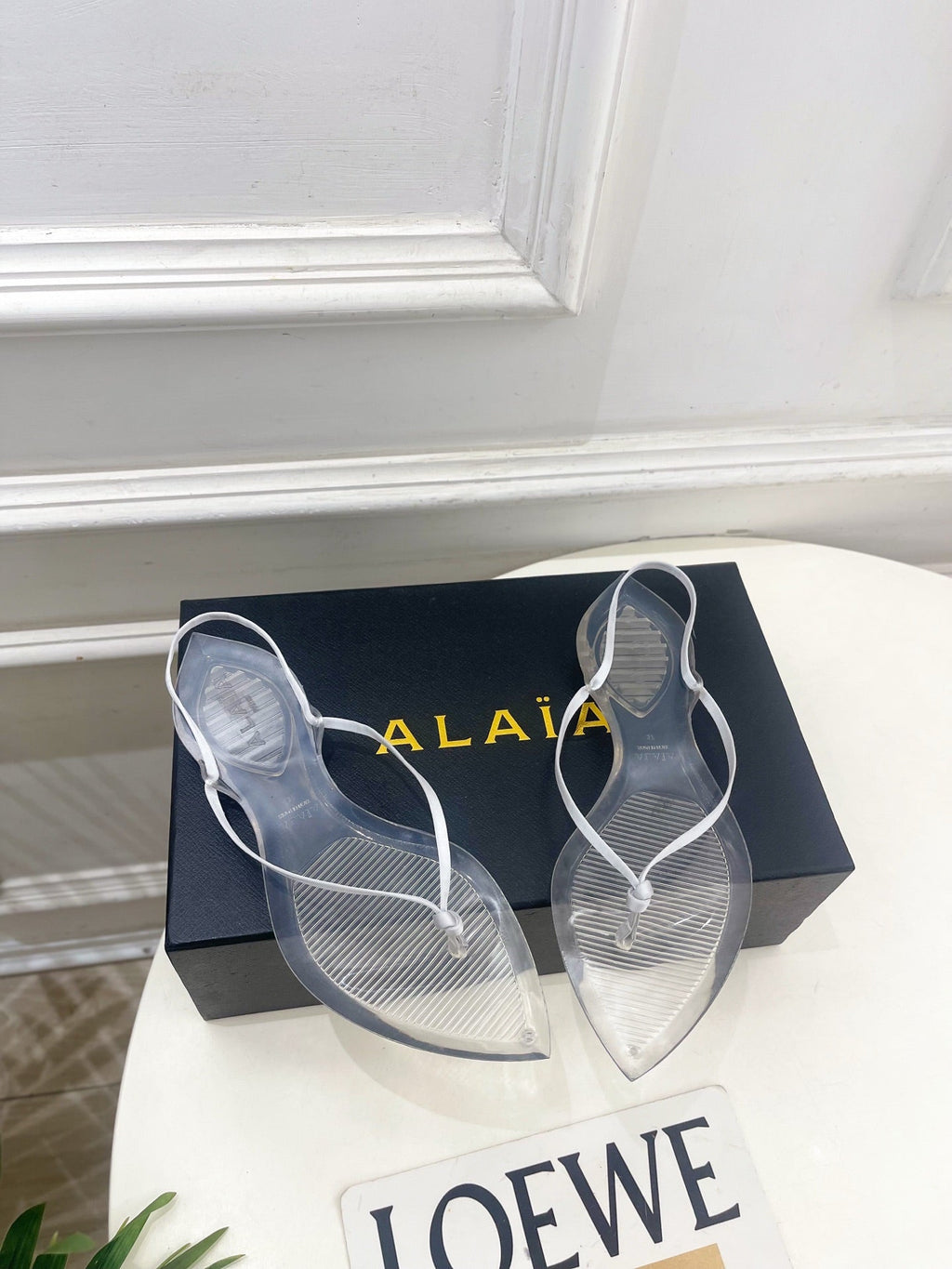 ALAIA 26S POINTED-TOE THONG SANDALS IN WHITE SATIN AND TRANSPARENT PVC