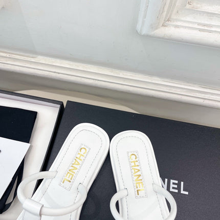 CHANEL 26S THONG SANDALS IN WHITE LAMBSKIN WITH GOLD TONE CC LOGO