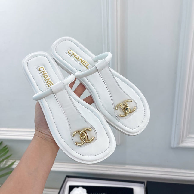 CHANEL 26S THONG SANDALS IN WHITE LAMBSKIN WITH GOLD TONE CC LOGO