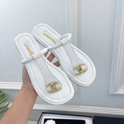 CHANEL 26S THONG SANDALS IN WHITE LAMBSKIN WITH GOLD TONE CC LOGO
