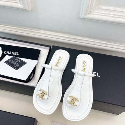 CHANEL 26S THONG SANDALS IN WHITE LAMBSKIN WITH GOLD TONE CC LOGO