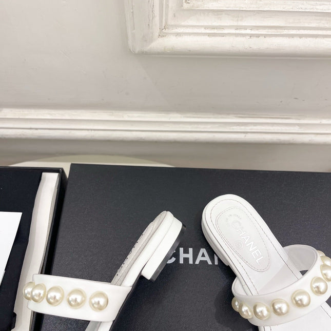 CHANEL 26S THONG SANDALS IN WHITE LAMBSKIN WITH PEARL EMBELLISHMENTS