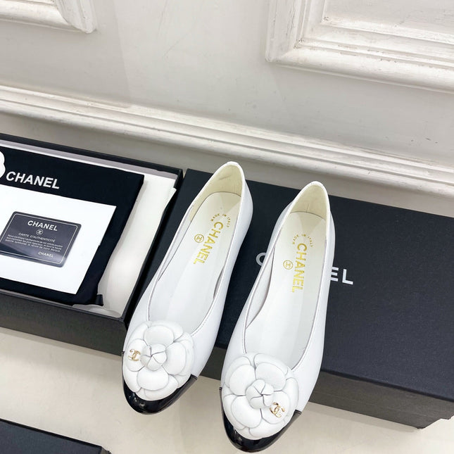 CHANEL 26S BALLET FLATS IN WHITE LAMBSKIN WITH FLOWER EMBELLISHMENT