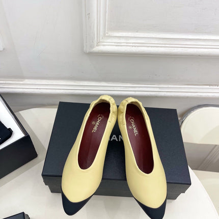 CHANEL 26S SQUARE TOE PUMPS 50 MM IN LIGHT YELLOW LAMBSKIN WITH BLACK TOE CAP
