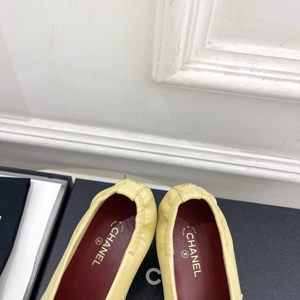 CHANEL 26S SQUARE TOE PUMPS 50 MM IN LIGHT YELLOW LAMBSKIN WITH BLACK TOE CAP