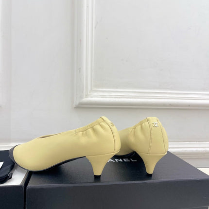 CHANEL 26S SQUARE TOE PUMPS 50 MM IN LIGHT YELLOW LAMBSKIN WITH BLACK TOE CAP