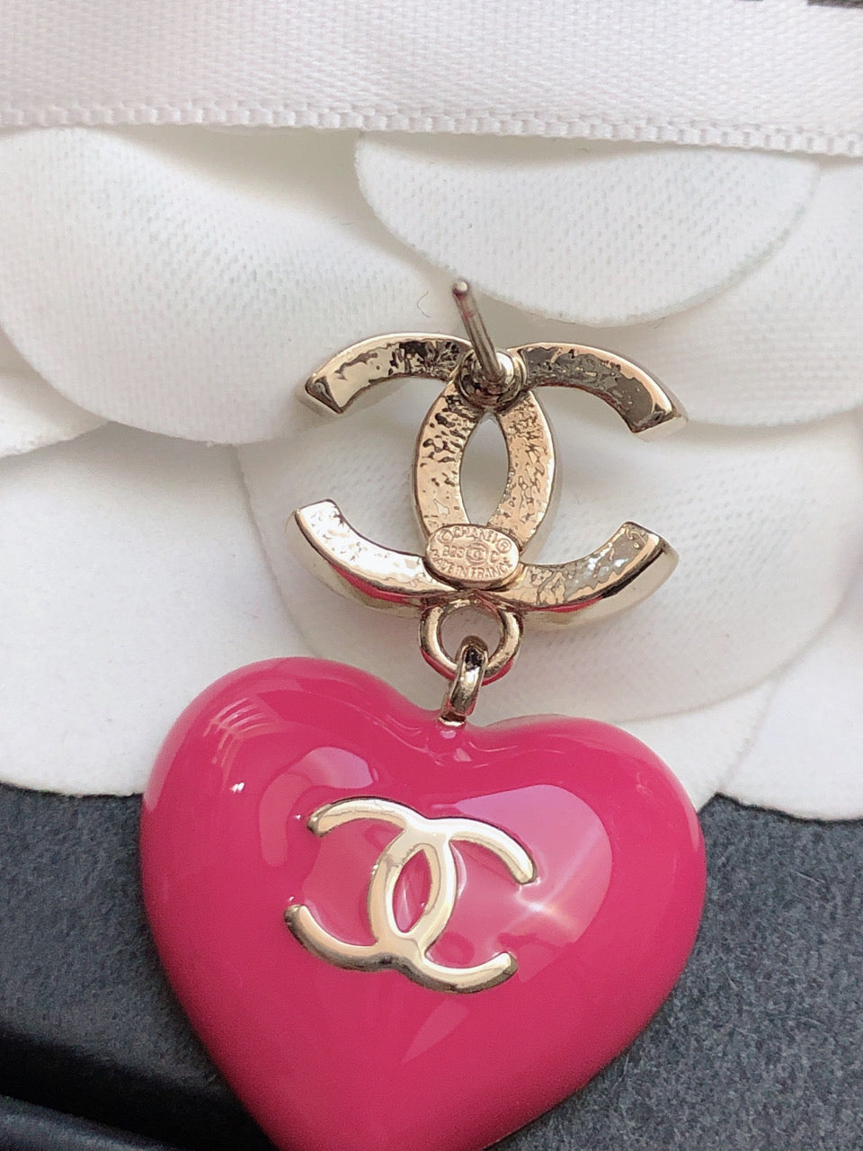CHANEL 26S DOUBLE C LOGO PINK GRADIENT PAVE CRYSTAL HEART DROP EARRINGS IN GOLD METAL 631079