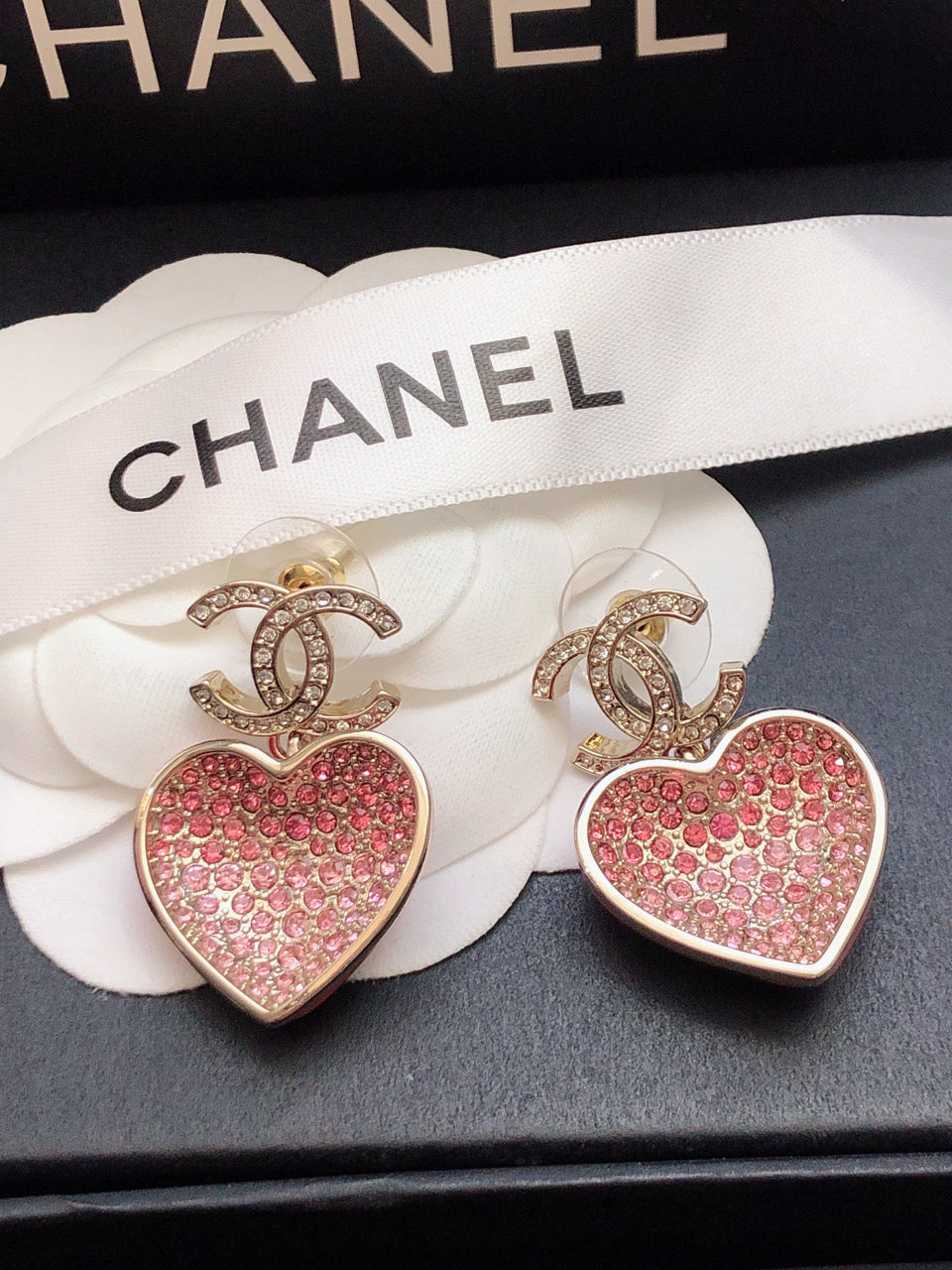 CHANEL 26S DOUBLE C LOGO PINK GRADIENT PAVE CRYSTAL HEART DROP EARRINGS IN GOLD METAL 631079