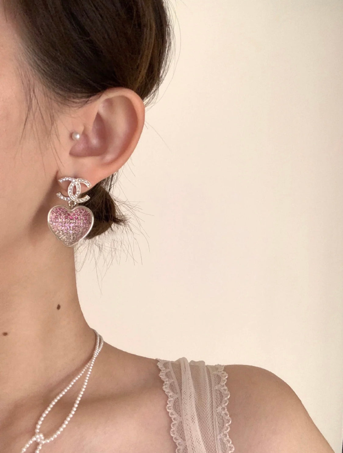 CHANEL 26S DOUBLE C LOGO PINK GRADIENT PAVE CRYSTAL HEART DROP EARRINGS IN GOLD METAL 631079