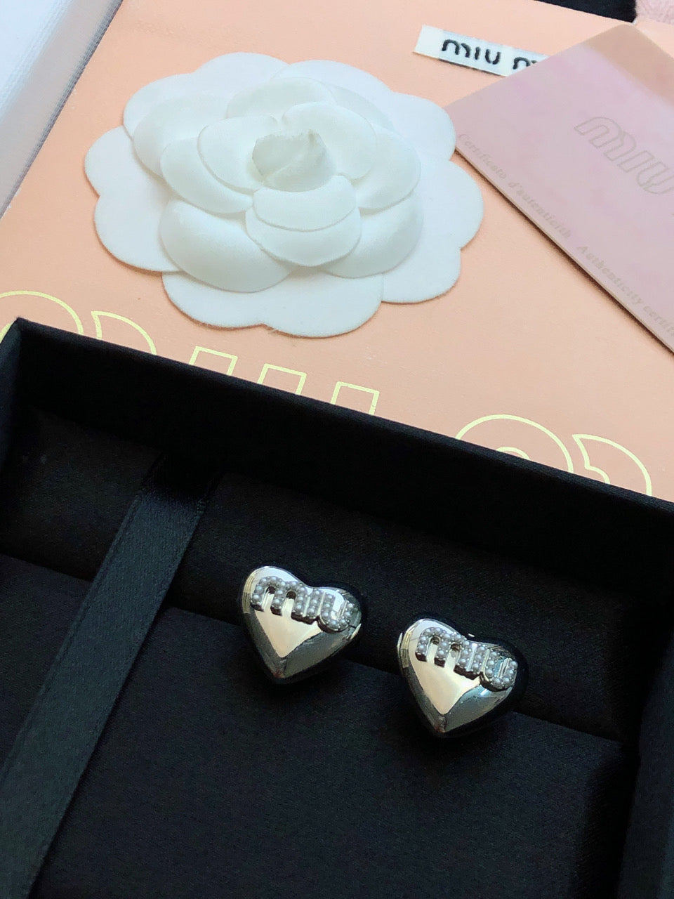 MIUMIU 26S HEART LOGO STUD EARRINGS WITH PEARL DETAILS IN SILVER TONE METAL 630844