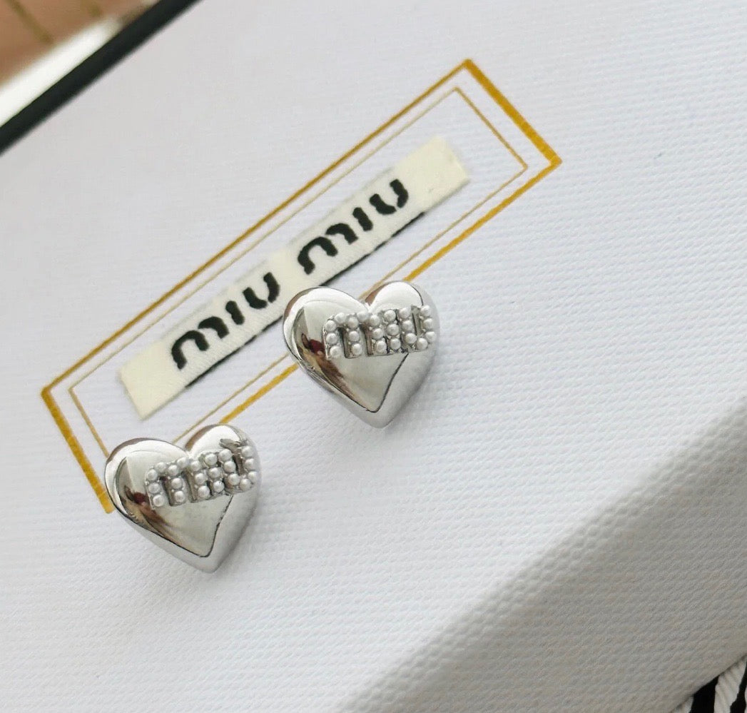 MIUMIU 26S HEART LOGO STUD EARRINGS WITH PEARL DETAILS IN SILVER TONE METAL 630844