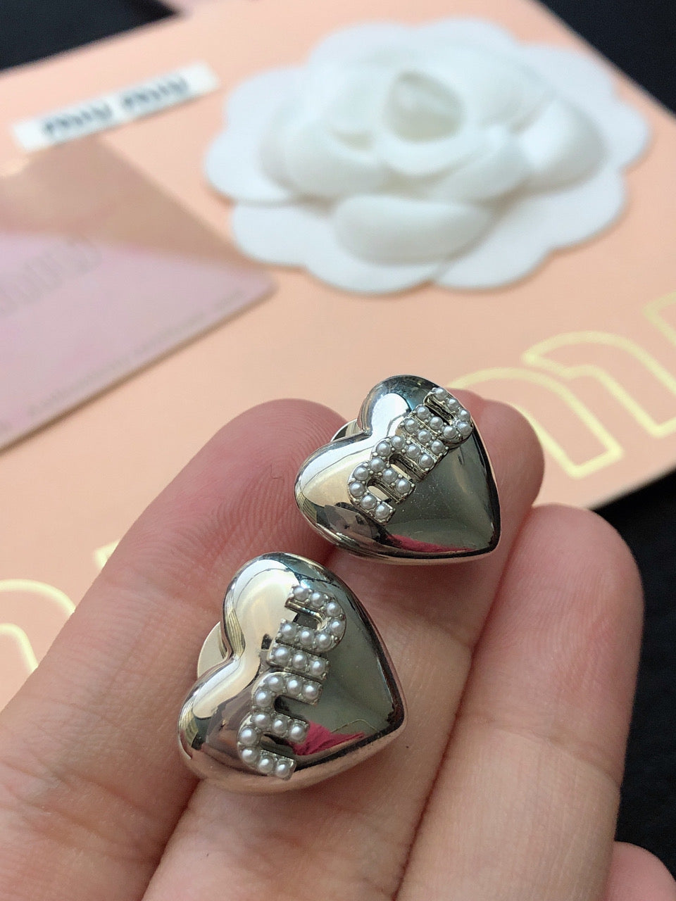 MIUMIU 26S HEART LOGO STUD EARRINGS WITH PEARL DETAILS IN SILVER TONE METAL 630844