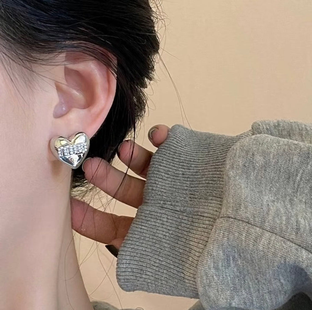MIUMIU 26S HEART LOGO STUD EARRINGS WITH PEARL DETAILS IN SILVER TONE METAL 630844