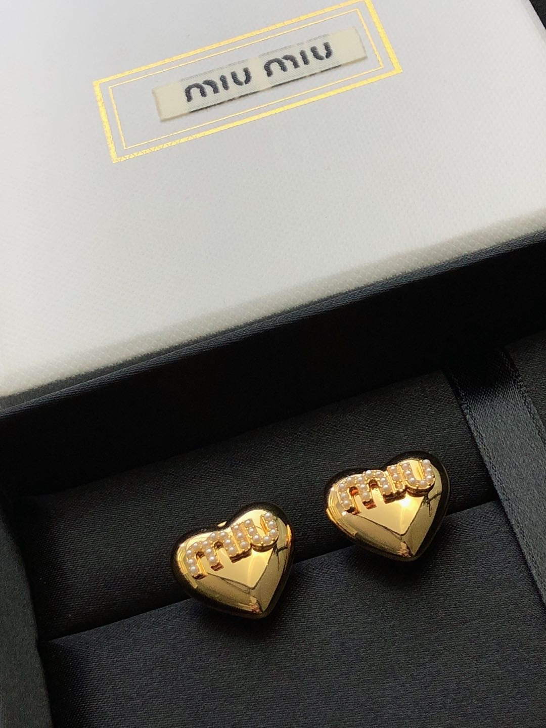 MIUMIU 26S PEARL LOGO HEART STUD EARRINGS IN GOLD TONE METAL 612685