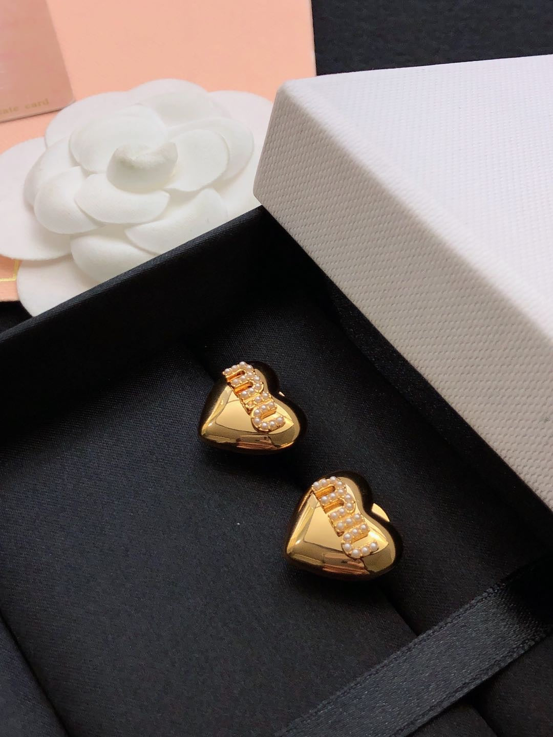 MIUMIU 26S PEARL LOGO HEART STUD EARRINGS IN GOLD TONE METAL 612685