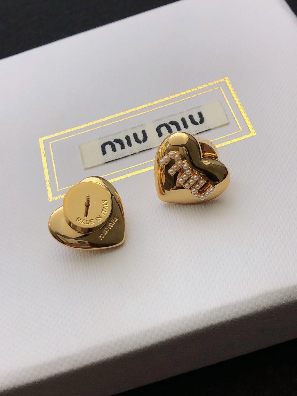 MIUMIU 26S PEARL LOGO HEART STUD EARRINGS IN GOLD TONE METAL 612685